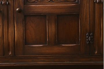 ビンテージ　イギリス輸入家具　オーク材　伝統的なカントリースタイルを盛り上げるサイドボード(収納棚)