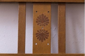 レトロ家具　昭和レトロ　ナラ材　象嵌入りの背もたれが可愛らしいソファベンチ(2人掛けソファ、長椅子)