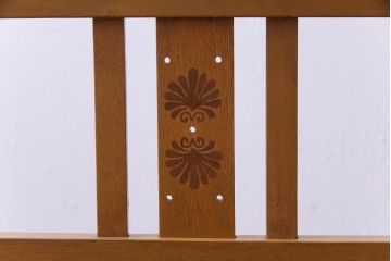 レトロ家具　昭和レトロ　ナラ材　象嵌入りの背もたれが可愛らしいソファベンチ(2人掛けソファ、長椅子)