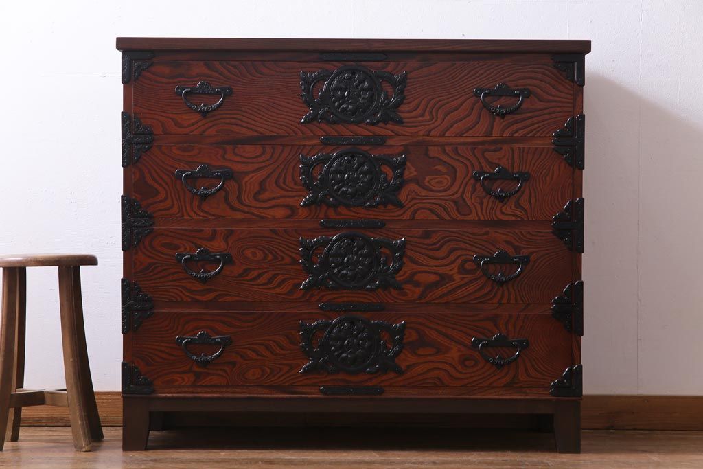 リメイク家具　岩谷堂箪笥　伝統美あふれる佇まいが魅力的な脚付きチェスト(引き出し、和タンス)