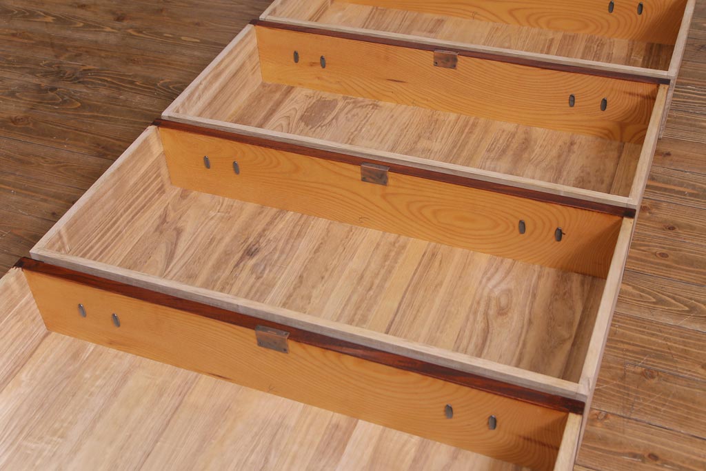 リメイク家具　岩谷堂箪笥　伝統美あふれる佇まいが魅力的な脚付きチェスト(引き出し、和タンス)