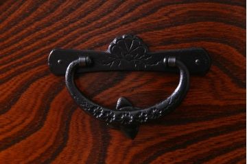 リメイク家具　岩谷堂箪笥　伝統美あふれる佇まいが魅力的な脚付きチェスト(引き出し、和タンス)