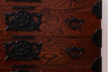 リメイク家具　岩谷堂箪笥　伝統美あふれる佇まいが魅力的な脚付きチェスト(引き出し、和タンス)