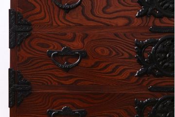 リメイク家具　岩谷堂箪笥　伝統美あふれる佇まいが魅力的な脚付きチェスト(引き出し、和タンス)