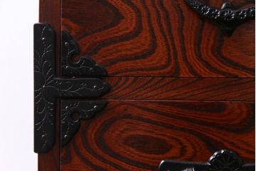 リメイク家具　岩谷堂箪笥　伝統美あふれる佇まいが魅力的な脚付きチェスト(引き出し、和タンス)