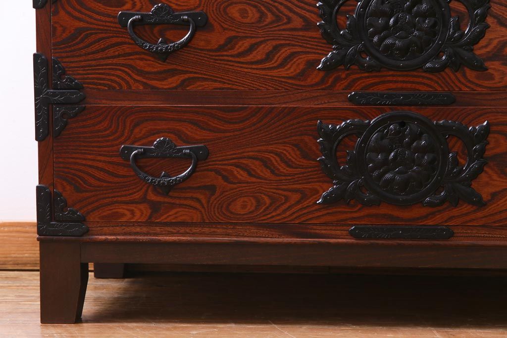 リメイク家具　岩谷堂箪笥　伝統美あふれる佇まいが魅力的な脚付きチェスト(引き出し、和タンス)