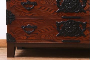 リメイク家具　岩谷堂箪笥　伝統美あふれる佇まいが魅力的な脚付きチェスト(引き出し、和タンス)