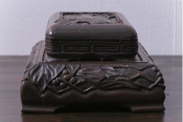 アンティーク雑貨　古民具・骨董　総桑材　和彫り　味わい深い彫刻が目を引く台座付き木箱(収納箱、小物入れ)