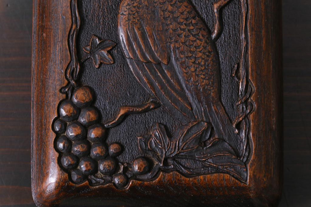 アンティーク雑貨　古民具・骨董　総桑材　和彫り　味わい深い彫刻が目を引く台座付き木箱(収納箱、小物入れ)