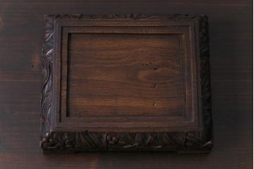 アンティーク雑貨　古民具・骨董　総桑材　和彫り　味わい深い彫刻が目を引く台座付き木箱(収納箱、小物入れ)