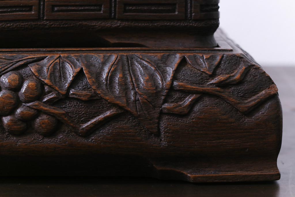 アンティーク雑貨　古民具・骨董　総桑材　和彫り　味わい深い彫刻が目を引く台座付き木箱(収納箱、小物入れ)