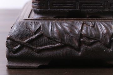 アンティーク雑貨　古民具・骨董　総桑材　和彫り　味わい深い彫刻が目を引く台座付き木箱(収納箱、小物入れ)