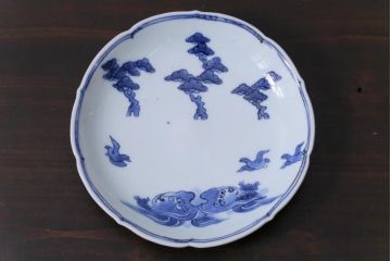 古民具・骨董　江戸期　古伊万里　藍九谷　松と鴎　変形皿(中皿、和食器)(1)