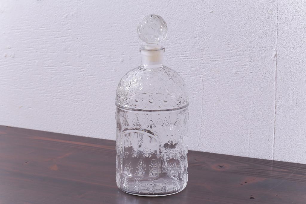 アンティーク雑貨　フランス　GUERLAIN(ゲラン)社　蜂模様がデザインされた香水瓶(フレグランスボトル、ガラス瓶、ディスプレイ)(1)