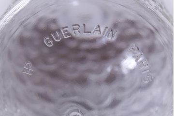 アンティーク雑貨　フランス　GUERLAIN(ゲラン)社　蜂模様がデザインされた香水瓶(フレグランスボトル、ガラス瓶、ディスプレイ)(1)