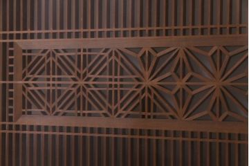 昭和初期　両面ガラス入り　胡麻と角麻が目を引く組子欄間(明り取り)