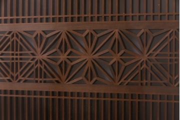 昭和初期　両面ガラス入り　胡麻と角麻が目を引く組子欄間(明り取り)