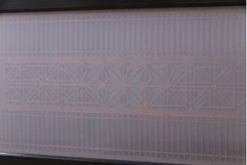 昭和初期　両面ガラス入り　胡麻と角麻が目を引く組子欄間(明り取り)