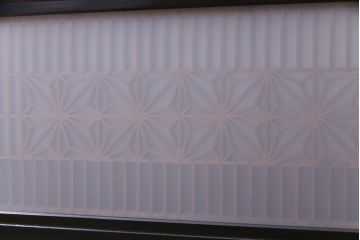 昭和初期　両面ガラス入り　角麻文様がアクセントの組子欄間(明り取り)