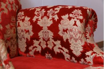 ヴィンテージ家具　イギリスビンテージ　クロウ&ボール　金華山張り　赤の座面が抜群の存在感を放つ一人掛けソファ(ラウンジソファ)