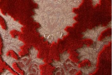 ヴィンテージ家具　イギリスビンテージ　クロウ&ボール　金華山張り　赤の座面が抜群の存在感を放つ一人掛けソファ(ラウンジソファ)