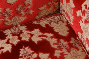 ヴィンテージ家具　イギリスビンテージ　クロウ&ボール　金華山張り　赤の座面が抜群の存在感を放つ一人掛けソファ(ラウンジソファ)