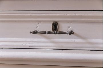 ペイント家具　爽やかな空間を演出するフランスアンティークのサイドキャビネット(収納棚)