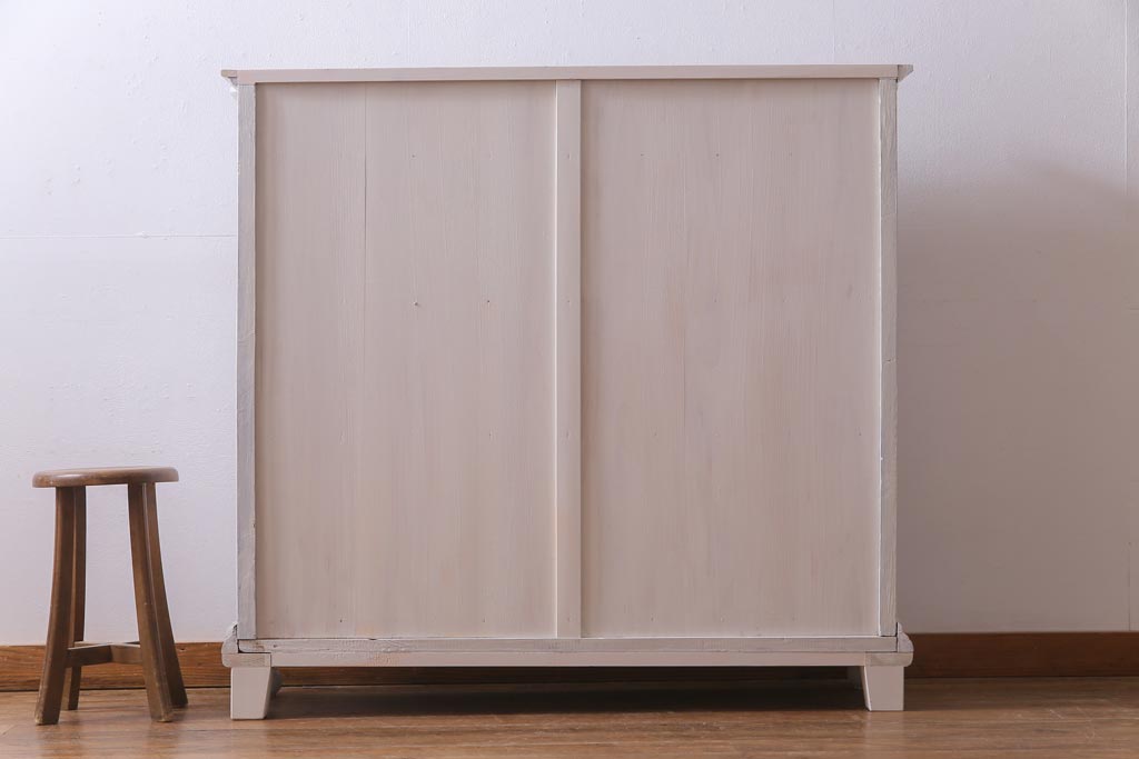 ペイント家具　爽やかな空間を演出するフランスアンティークのサイドキャビネット(収納棚)