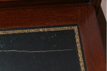 アンティーク家具　イギリスアンティーク　マホガニー材　象嵌細工が魅力のスモールビューロー(サイドデスク)