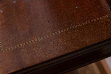 アンティーク家具　イギリスアンティーク　マホガニー材　象嵌細工が魅力のスモールビューロー(サイドデスク)