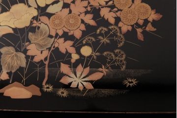 アンティーク雑貨　中古　伝統工芸　輪島塗　草花図柄　2段　風情溢れる金蒔絵が美しい花台(冠卓、飾り台、文台)