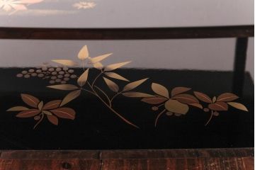 アンティーク雑貨　中古　伝統工芸　輪島塗　草花図柄　2段　風情溢れる金蒔絵が美しい花台(冠卓、飾り台、文台)