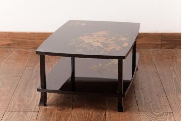 アンティーク雑貨　中古　伝統工芸　輪島塗　草花図柄　2段　風情溢れる金蒔絵が美しい花台(冠卓、飾り台、文台)