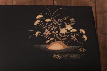 アンティーク雑貨　中古　伝統工芸　輪島塗　草花図柄　2段　風情溢れる金蒔絵が美しい花台(冠卓、飾り台、文台)