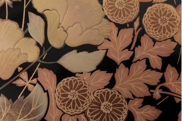 アンティーク雑貨　中古　伝統工芸　輪島塗　草花図柄　2段　風情溢れる金蒔絵が美しい花台(冠卓、飾り台、文台)