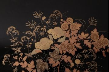 アンティーク雑貨　中古　伝統工芸　輪島塗　草花図柄　2段　風情溢れる金蒔絵が美しい花台(冠卓、飾り台、文台)