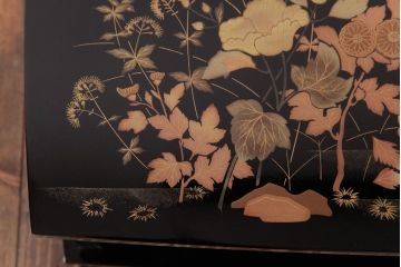 アンティーク雑貨　中古　伝統工芸　輪島塗　草花図柄　2段　風情溢れる金蒔絵が美しい花台(冠卓、飾り台、文台)