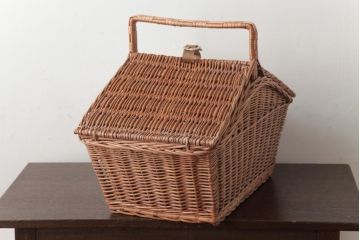 アンティーク雑貨　イギリスアンティーク　柔らかな色味があたたかみ感じるバスケット(小物入れ、カゴ)