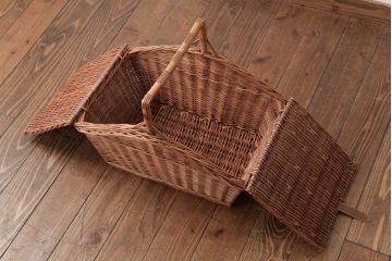 アンティーク雑貨　イギリスアンティーク　柔らかな色味があたたかみ感じるバスケット(小物入れ、カゴ)