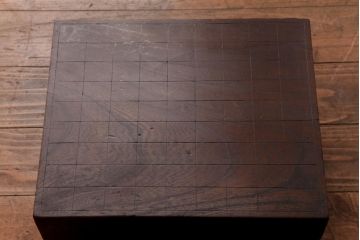 アンティーク雑貨　和製アンティーク　明治期　年月を重ねた風合いが味わい深い将棋盤(飾り台、花台)