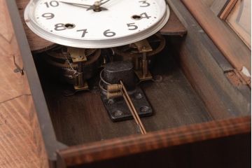 アンティーク雑貨　昭和レトロ　WAKUI製　手巻き式　ガラスのカットが上品な掛け時計(柱時計、振り子時計)