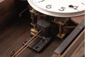アンティーク雑貨　昭和レトロ　WAKUI製　手巻き式　ガラスのカットが上品な掛け時計(柱時計、振り子時計)
