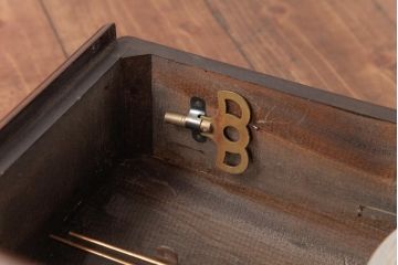 アンティーク雑貨　昭和レトロ　WAKUI製　手巻き式　ガラスのカットが上品な掛け時計(柱時計、振り子時計)