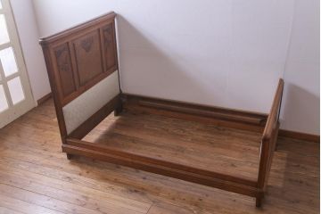アンティーク家具　イギリスアンティーク　オーク材　優雅なレリーフと木のぬくもり感じるベッドフレーム