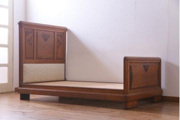 アンティーク家具　イギリスアンティーク　オーク材　優雅なレリーフと木のぬくもり感じるベッドフレーム