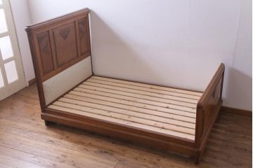 アンティーク家具　イギリスアンティーク　オーク材　優雅なレリーフと木のぬくもり感じるベッドフレーム