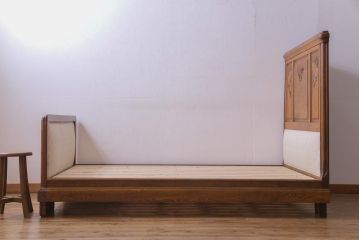アンティーク家具　イギリスアンティーク　オーク材　優雅なレリーフと木のぬくもり感じるベッドフレーム