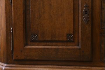 ビンテージ　オランダ　輸入家具　高級品　オーク材の温かみと風格ある佇まいが魅力の食器棚(カップボード、収納棚、飾り棚)