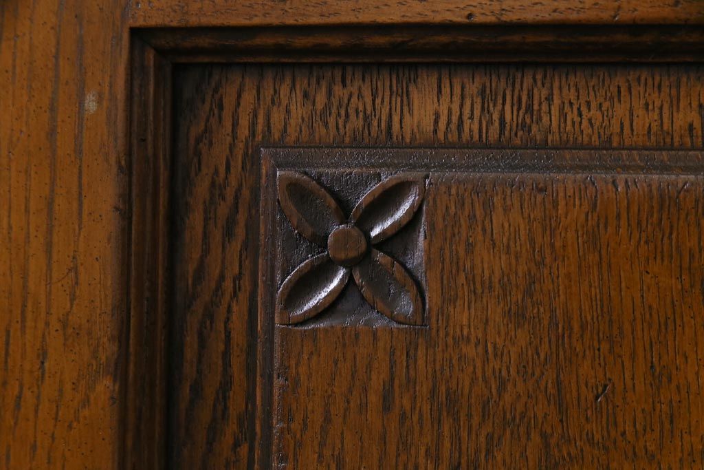 ビンテージ　オランダ　輸入家具　高級品　オーク材の温かみと風格ある佇まいが魅力の食器棚(カップボード、収納棚、飾り棚)