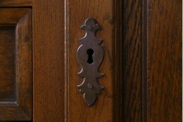 ビンテージ　オランダ　輸入家具　高級品　オーク材の温かみと風格ある佇まいが魅力の食器棚(カップボード、収納棚、飾り棚)